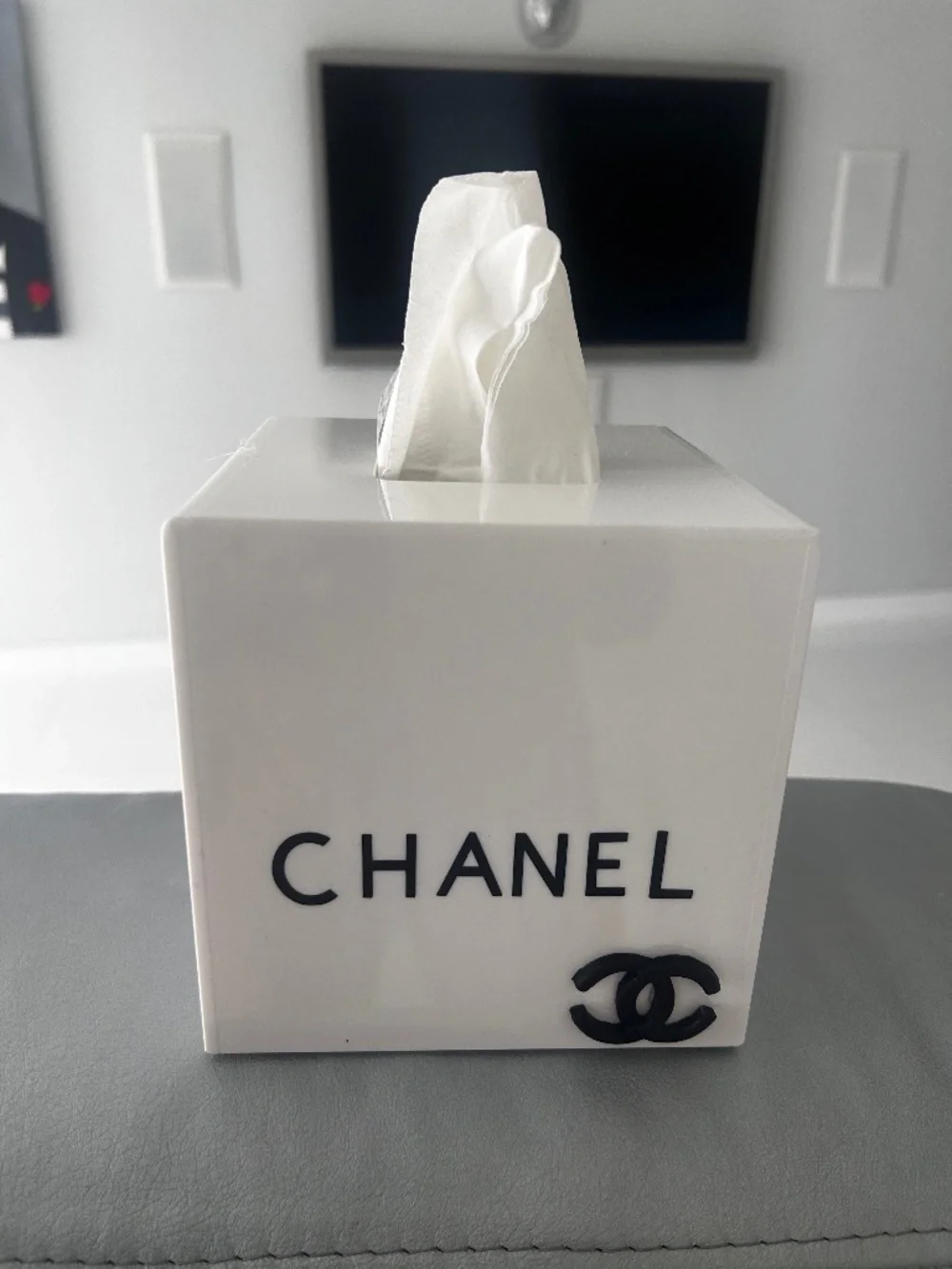 Tissue box/White shinny acrylic tissue pop up box with black letters and CC